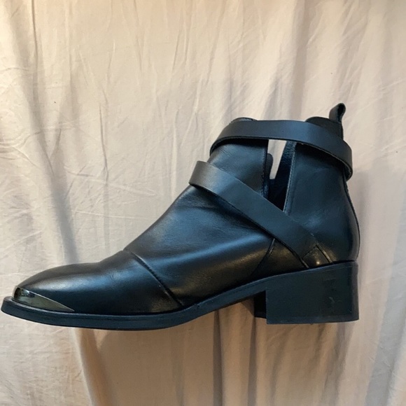 Wrap ankle strap on these beautiful Made in Spain booties Cut out design - Picture 2 of 5